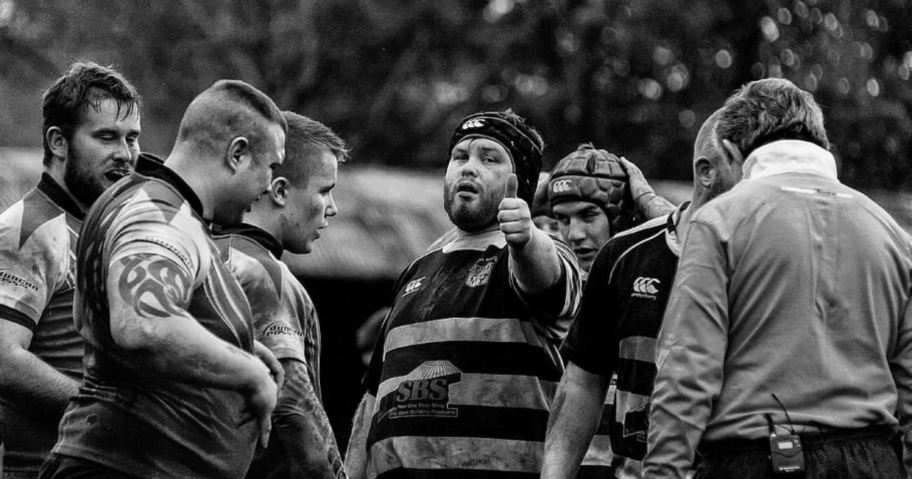 Joueur de rugby pouce en l'air